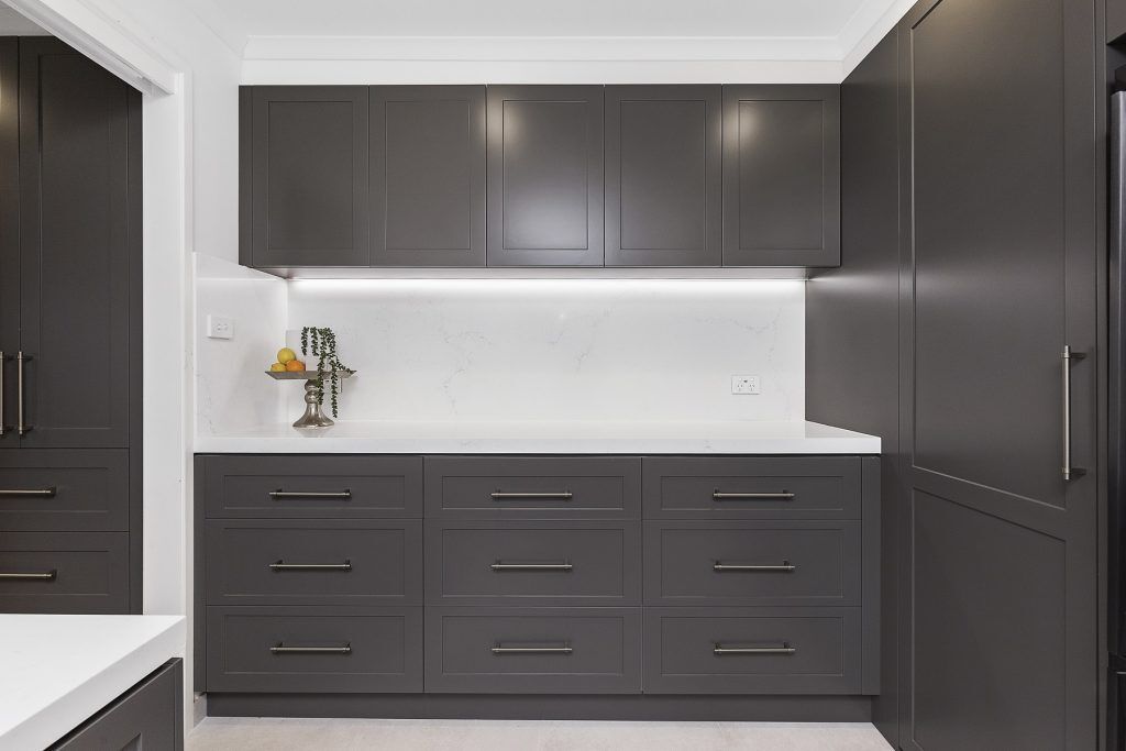 Chipping Norton, Shaker polyurethane Butler&#039;s Pantry with a Quantum Quartz Michelangelo benchtop and splashback