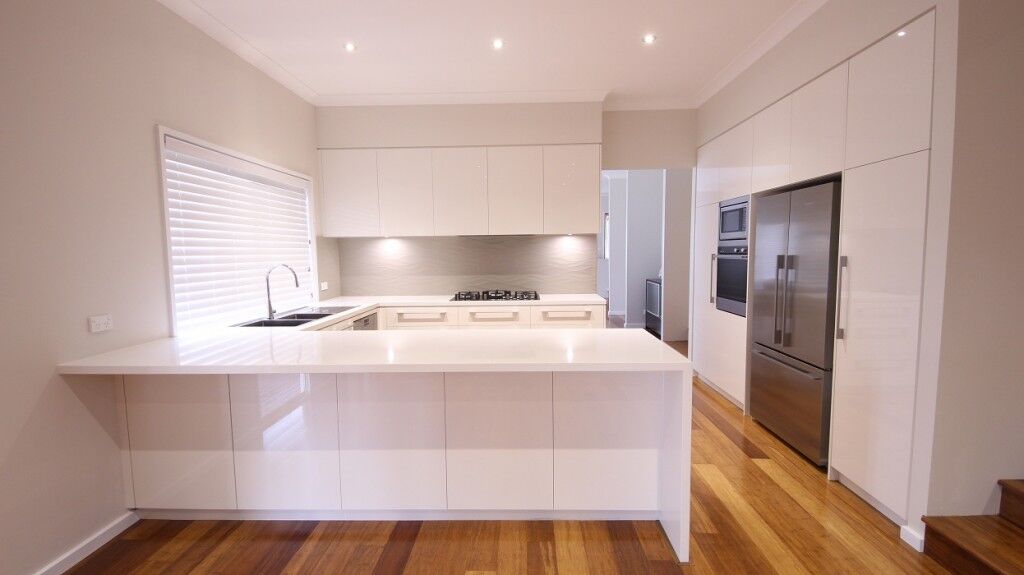 Castle Hill Sydney, Gloss Polyurethane kitchen with a Caesarstone Pure White benchtop