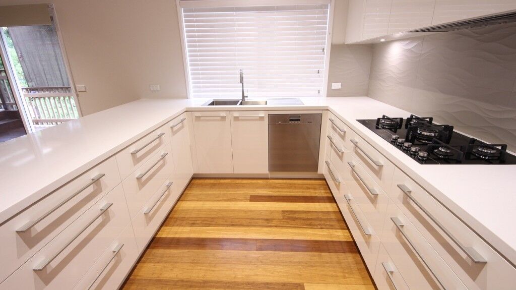 Castle Hill Sydney, Gloss Polyurethane kitchen with a Caesarstone Pure White benchtop