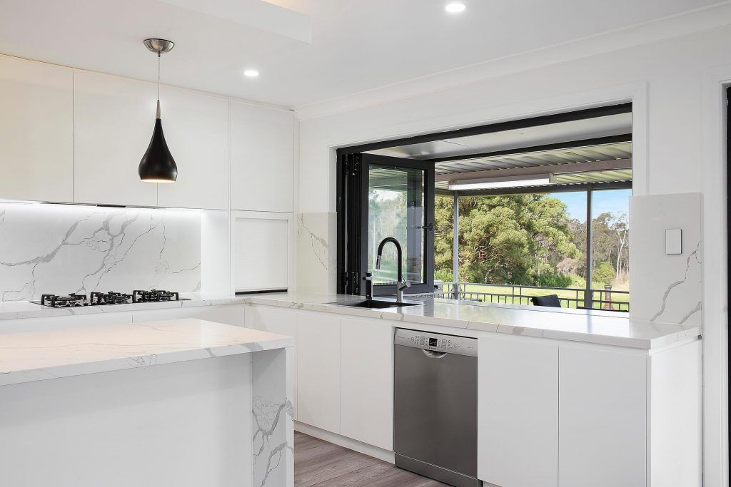 Kenthurst, Vivid White Polyurethane doors with a 40mm Statuario Caesarstone Island bench and Caesarstone splashback