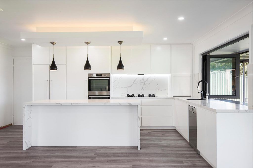 Kenthurst, Vivid White Polyurethane doors with a 40mm Statuario Caesarstone Island bench and Caesarstone splashback